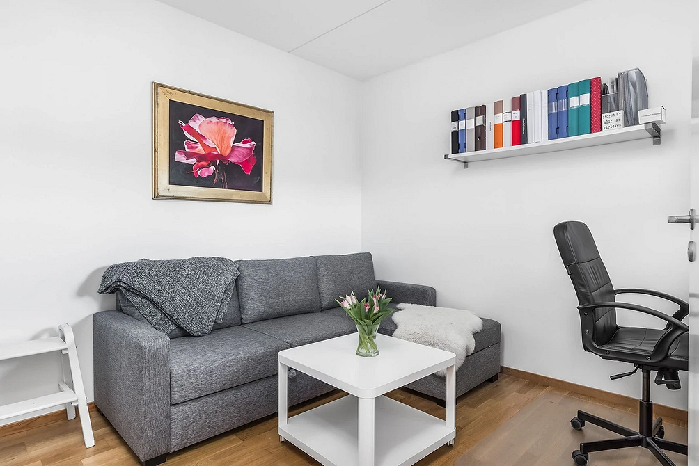 Lekkość i nowoczesność Szara sofa na wysokich nóżkach w nowoczesnym wnętrzu w 2026 roku