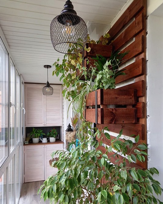 Szafa z drzwiczkami: wygoda Wygodna szafa z drzwiczkami na balkonie: łatwy dostęp do przechowywanych przedmiotów.