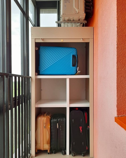 Szuflady w szafie balkonowej Szafa z szufladami na balkonie: efektywne i wygodne sortowanie przechowywanych rzeczy.