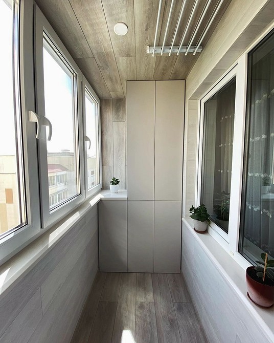 Szafa z półkami Szafa na balkon z półkami: przechowywanie z drzwiczkami.