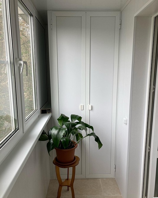 Szafa na narzędzia Nowoczesna szafa na balkonie do przechowywania narzędzi i akcesoriów ogrodowych, oszczędność miejsca.