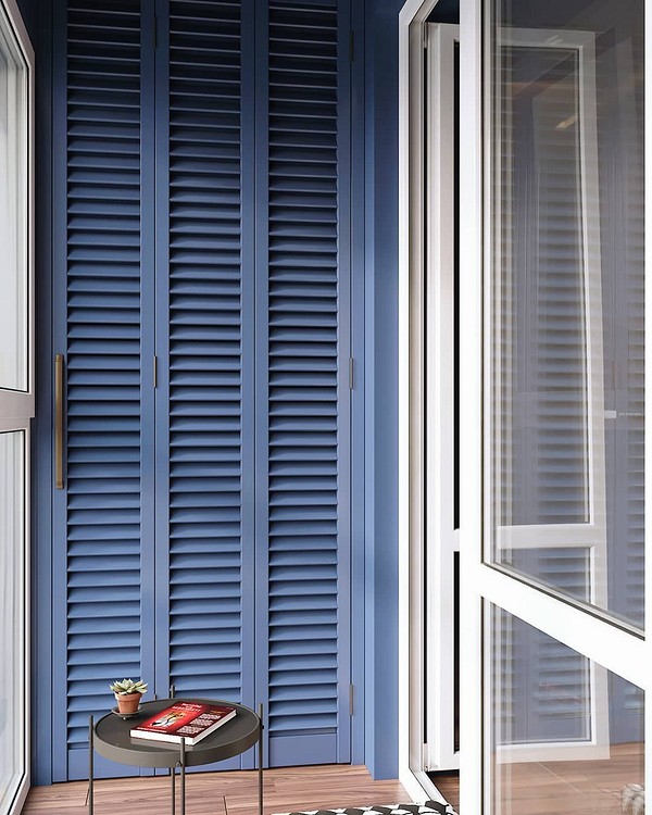 Szafa wnękowa Wbudowana szafa na balkonie optymalizuje przestrzeń i zapewnia porządek.