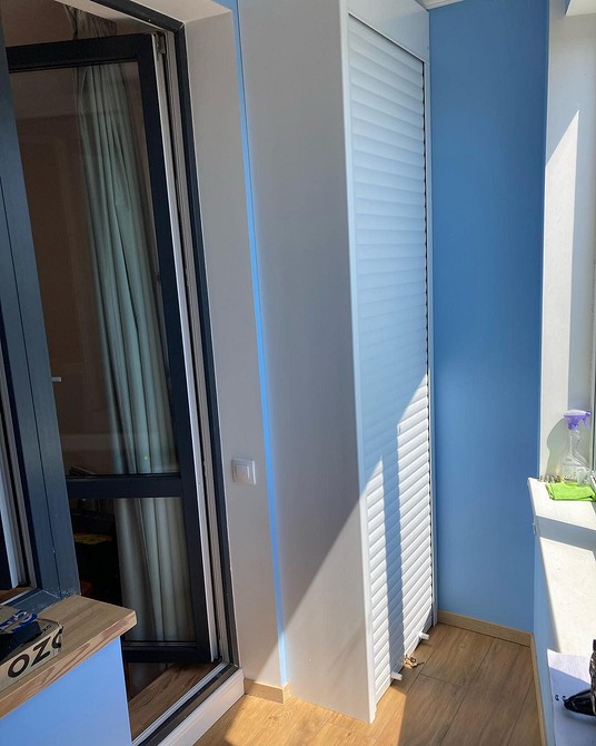 Nowoczesna szafa balkonowa Nowoczesna szafa na balkonie: idealne miejsce do przechowywania i stylowy element wystroju.