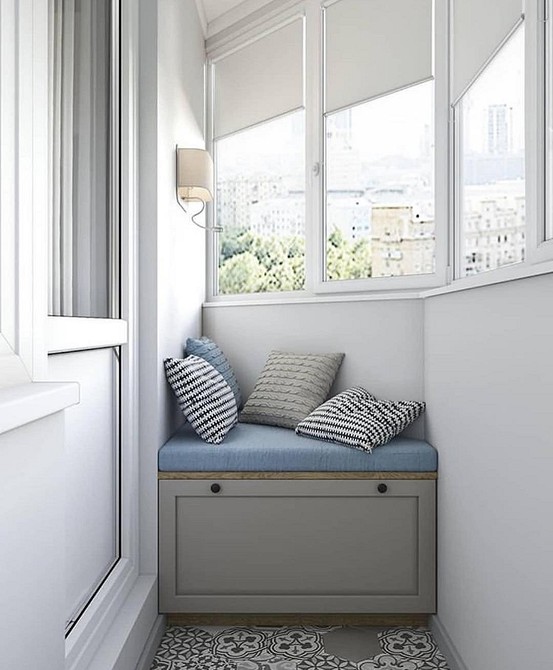 Wentylacja w szafie Kompaktowa szafa na balkon z żaluzjowymi drzwiczkami zapewniającymi wentylację i przechowywanie.