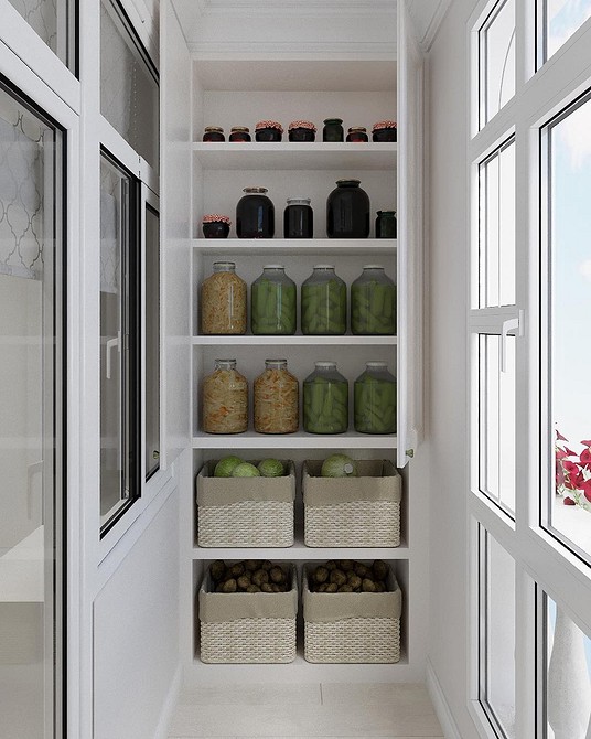 Szafa na małym balkonie Nowoczesna szafa na balkonie, optymalne wykorzystanie przestrzeni małego mieszkania.