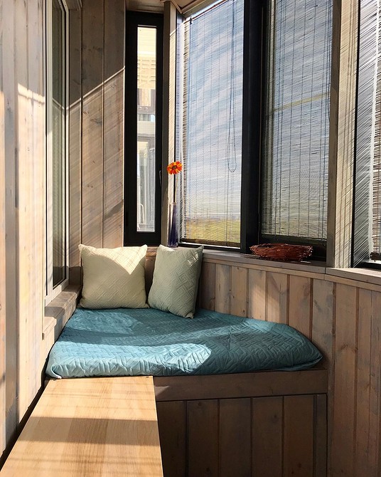 Przytulny balkon Organizacja przestrzeni na balkonie: szafa do przechowywania i tworzenia przytulnej atmosfery.