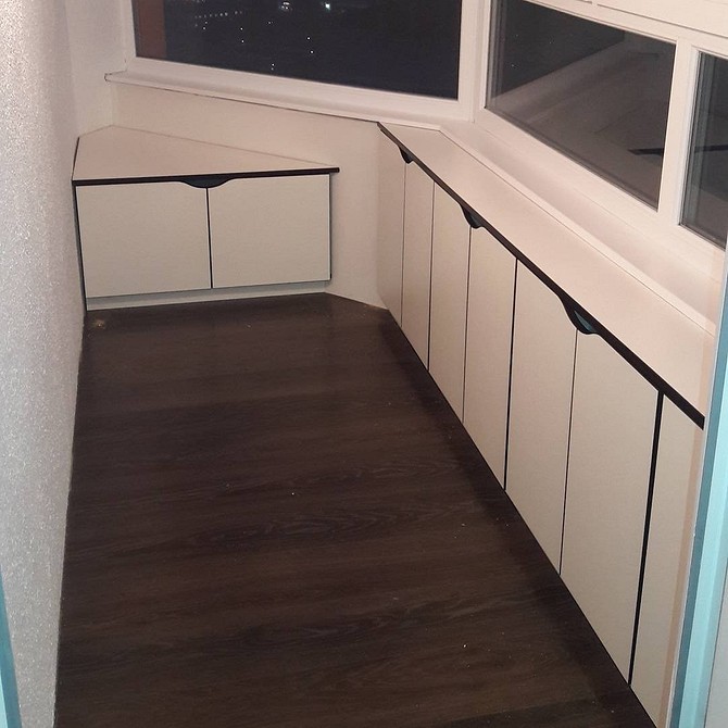 Szafa przesuwna balkonowa Wbudowana szafa na balkonie z przesuwnymi drzwiami, oszczędność miejsca na małym balkonie.