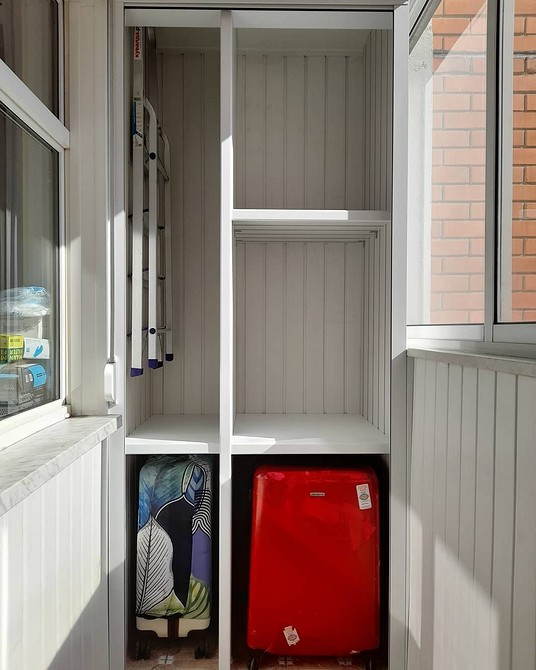 Półki na balkonie: porządek Funkcjonalna szafa z półkami na balkonie: idealne rozwiązanie do przechowywania sezonowego.