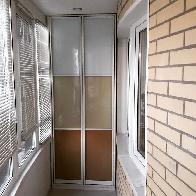 Drewniana szafa balkonowa Drewniana szafa na balkonie: ekologiczny wybór do przechowywania i aranżacji przestrzeni balkonowej.