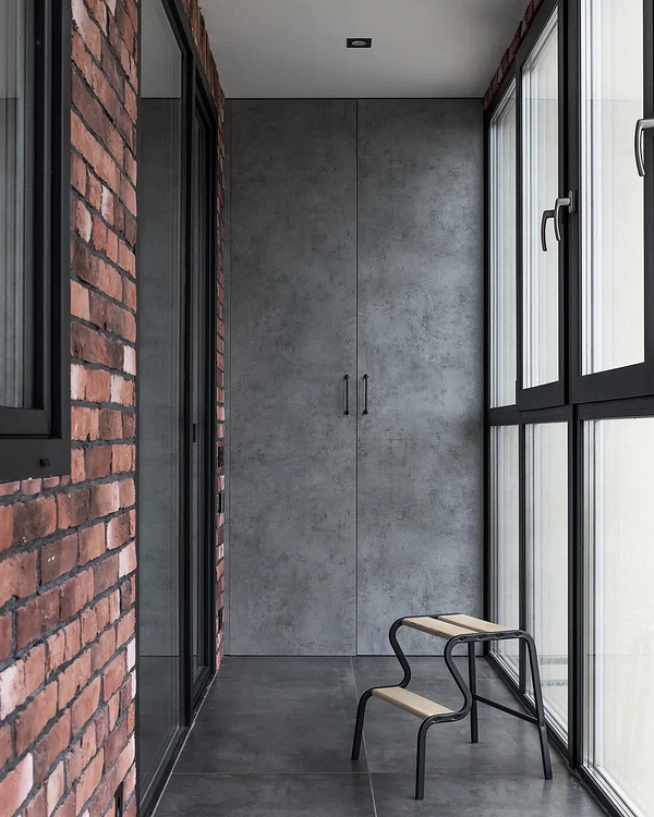 Praktyczna szafa narzędziowa Praktyczna szafa na balkon: idealne rozwiązanie do przechowywania narzędzi.