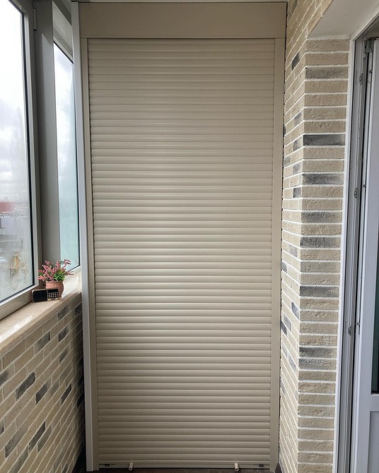 Szafa z półkami Pomysły na aranżację balkonu: szafa z półkami i szufladami dla wygodnego przechowywania.