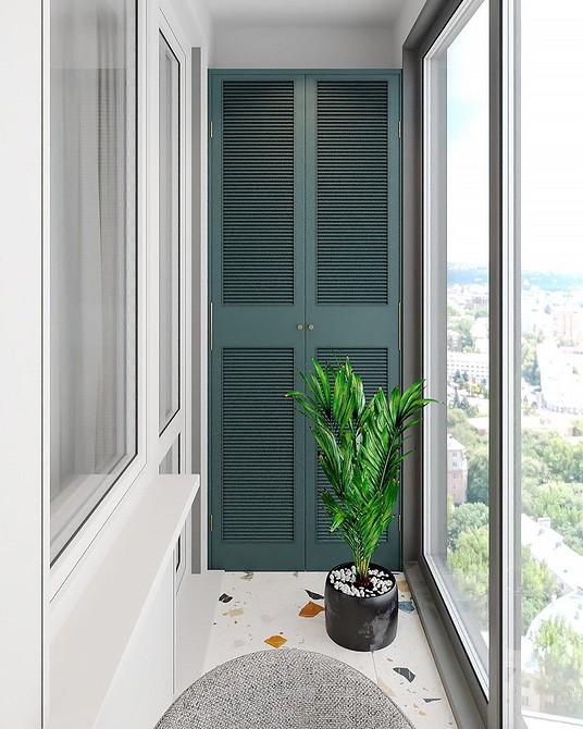 Pojemna szafa balkonowa Przestronna szafa na balkon z dużą ilością półek dla wygodnego przechowywania.