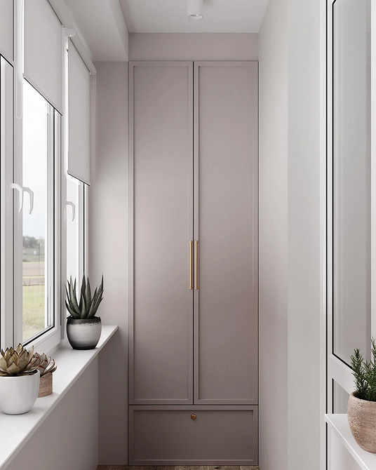 Szafa przesuwna Szafa na balkonie z przesuwnymi drzwiami i półkami – idealne rozwiązanie.