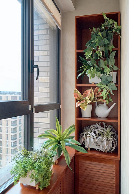 Szafa przesuwna Kompaktowa szafa na balkon z drzwiami przesuwnymi: oszczędność miejsca.