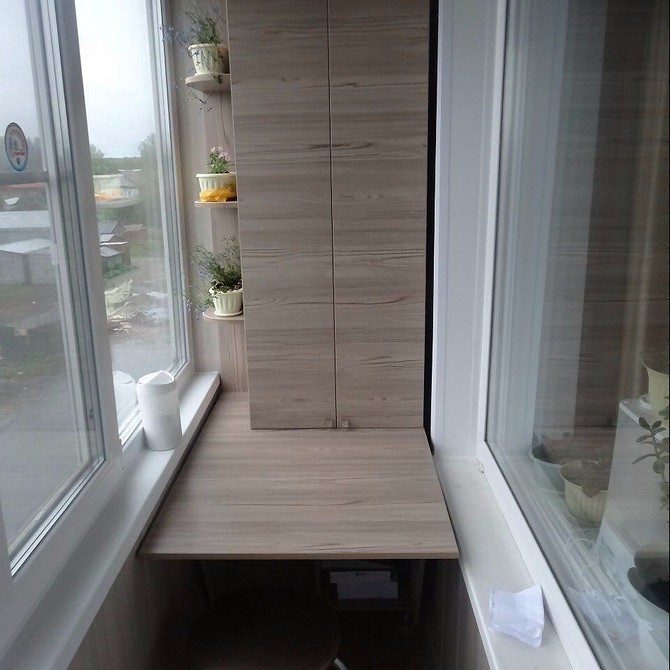 Jasna szafa balkonowa Jasna szafa na balkon, która harmonijnie wpasowuje się w wystrój i optycznie powiększa przestrzeń.