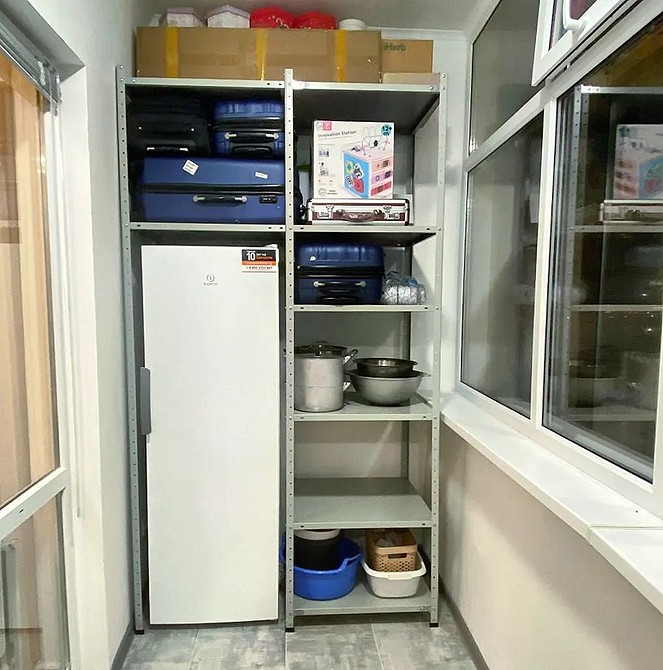 Balkon: szafa to komfort Balkon jak dodatkowy pokój: szafa zapewnia komfort i porządek w małym mieszkaniu.