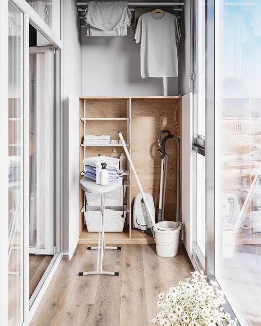 Narzędzia w szafie na balkonie Praktyczna szafa na balkonie do przechowywania narzędzi i innych niezbędnych rzeczy.