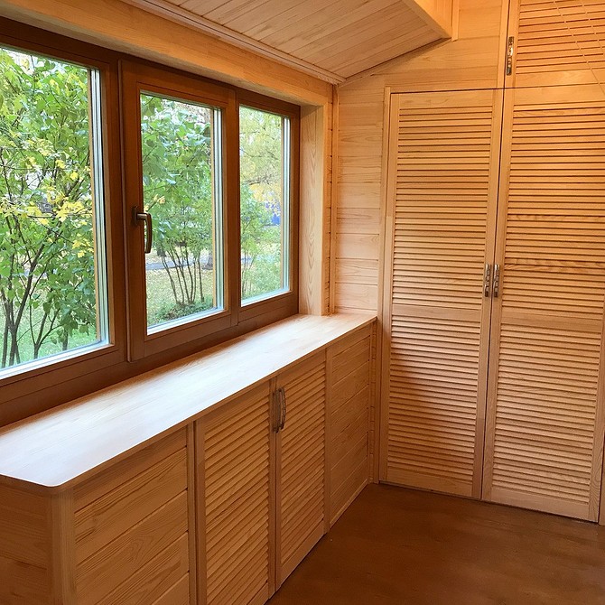 Szafa z szufladami Szafa na balkon z szufladami ułatwiającymi przechowywanie drobnych przedmiotów i akcesoriów.