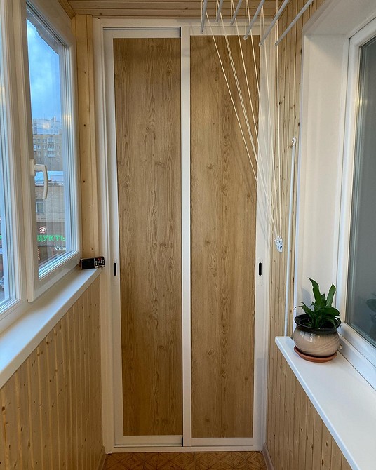 Szafa kombinowana Szafa na balkonie z kombinacją otwartych półek i zamkniętych drzwiczek. Funkcjonalne rozwiązanie.