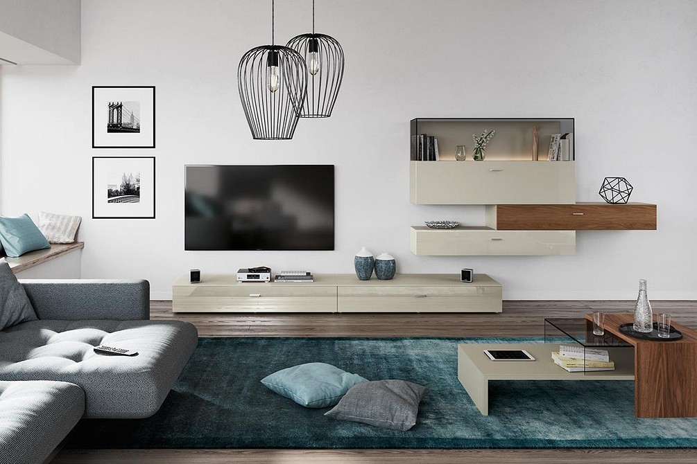 Moduły z przestrzenią Modułowy system przechowywania z otwartymi półkami w nowoczesnym salonie.