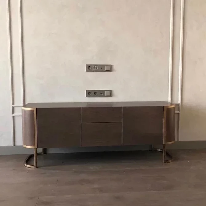 Komfort w Sypialni Niska szafka RTV w sypialni w stylu skandynawskim. Komfort i minimalizm 2026.