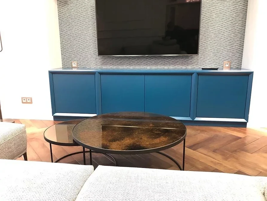 Minimalizm i Funkcjonalność Stylowa szafka RTV w salonie w minimalistycznym designie 2026. Przechowywanie i elegancja.