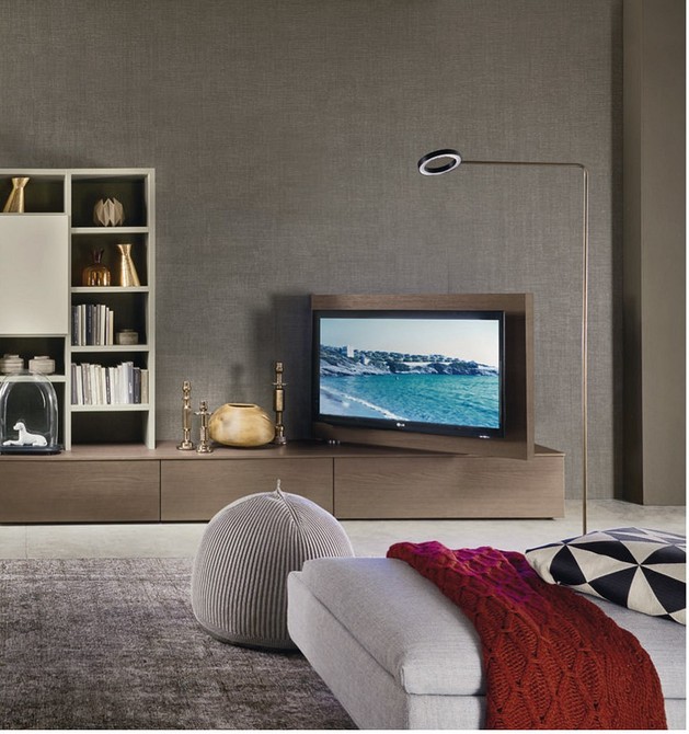 Kominek i telewizor Elegancki salon z kominkiem i telewizorem wbudowanym w ścianę z szafą.