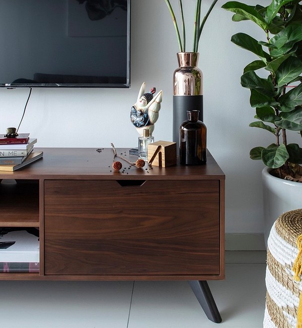 Skandynawska szafka biała Biała szafka RTV w stylu skandynawskim w jasnym salonie.