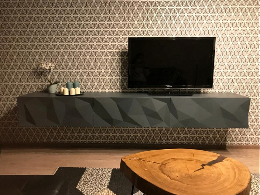 Otwarta szafka RTV Minimalistyczna szafka RTV z otwartymi półkami do przechowywania w małym mieszkaniu.