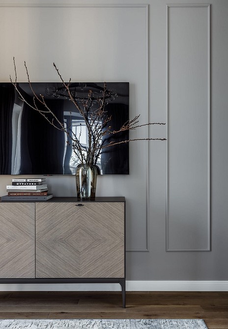 Biały Połysk Biała szafka RTV z połyskującymi frontami w nowoczesnym i jasnym salonie.