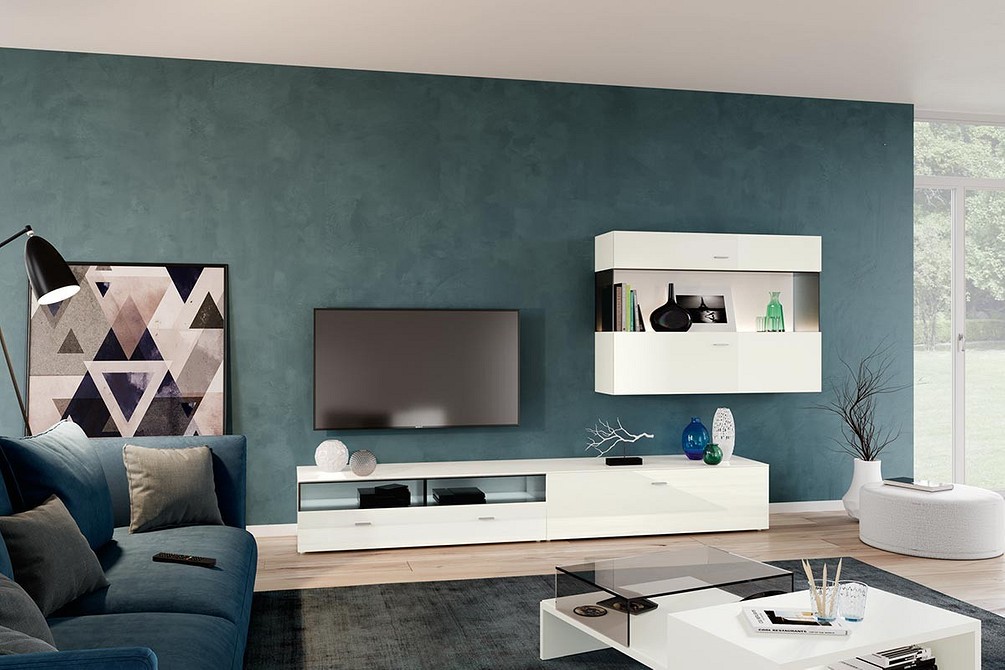 Biały minimalizm RTV Jasny salon z minimalistycznym designem i białym modułem RTV.