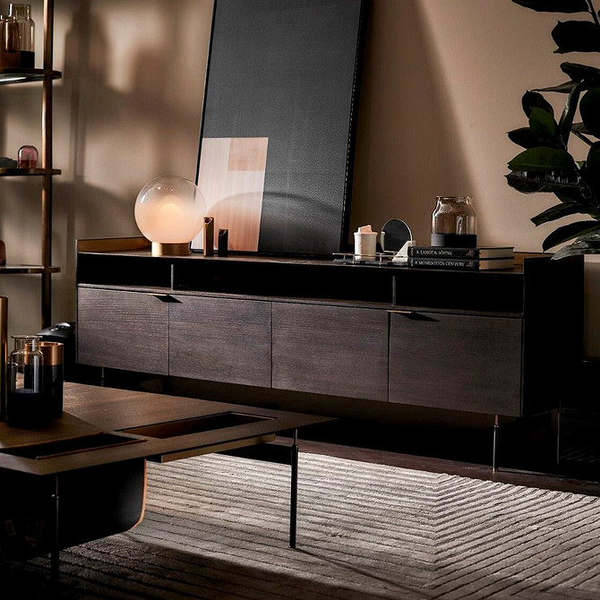 Podświetlana szafka RTV Szafka RTV z podświetleniem tworząca przytulną atmosferę w salonie.