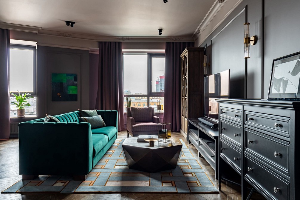 Ciemny akcent RTV Stylowy salon z ciemną szafką RTV i akcentującymi dekoracjami.