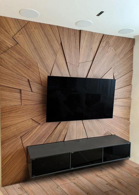 Klasyczna szafka drewniana Drewniana szafka RTV w klasycznym stylu, idealna do przytulnego salonu.