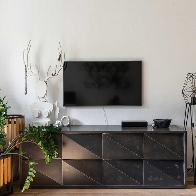 Designerska szafka RTV Elegancki design wnętrza z szafką RTV. Przechowywanie multimediów w stylu nowoczesnym.