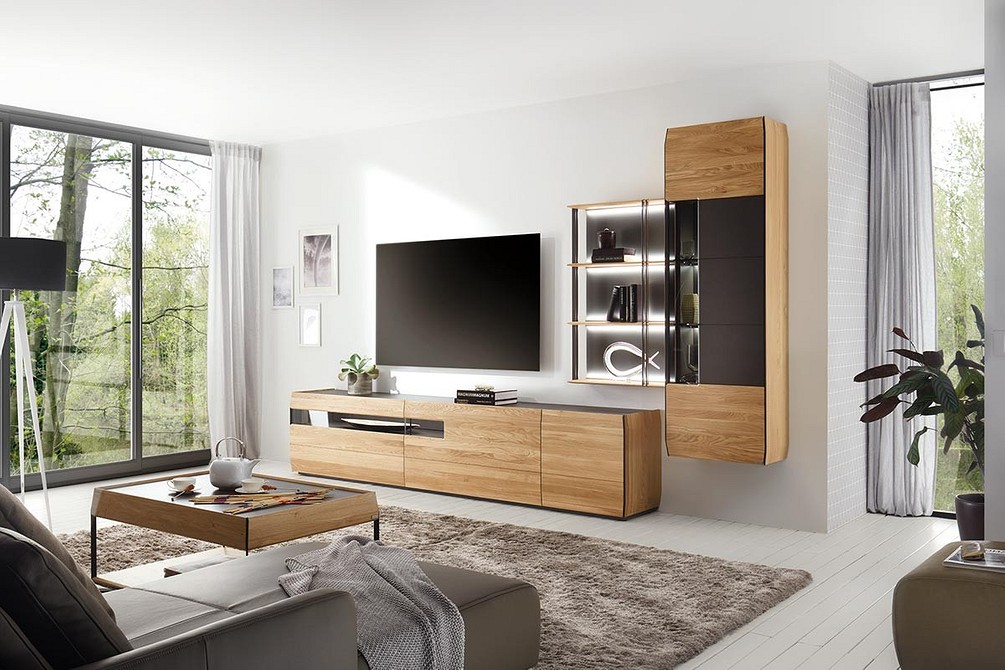 Przestrzeń i komfort Salon z dużym telewizorem i przestronną szafką do przechowywania rzeczy.