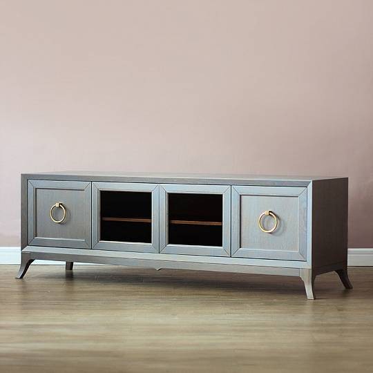 Nowoczesny salon RTV Salon w nowoczesnym stylu z niską szafką RTV i elementami dekoracyjnymi.