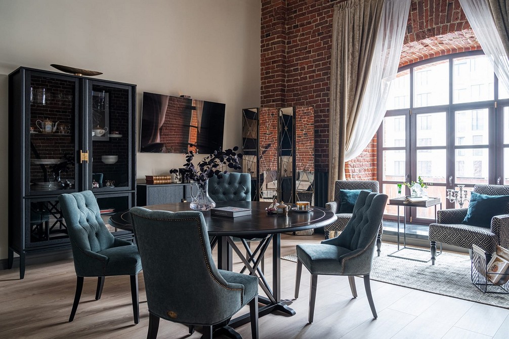 Niska elegancja Nowoczesny salon z niską szafką RTV i dekoracyjną ścianą.