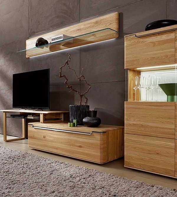 Drewno i minimalizm Minimalistyczny salon z drewnianymi meblami modułowymi pod telewizor.