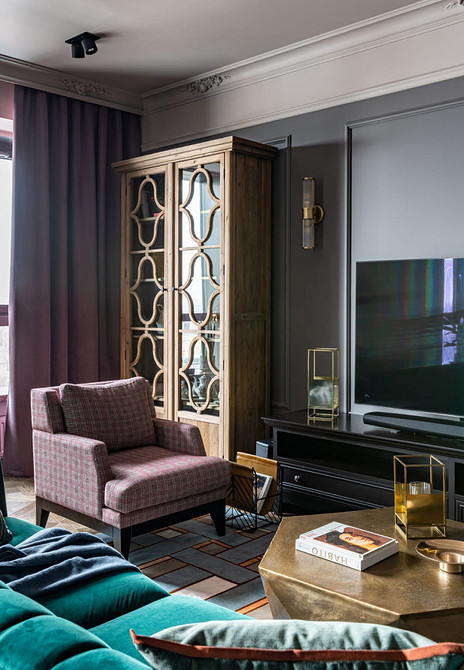 Przestrzeń i Styl Duża szafka RTV z otwartymi półkami w nowoczesnym salonie. Funkcjonalność i styl.