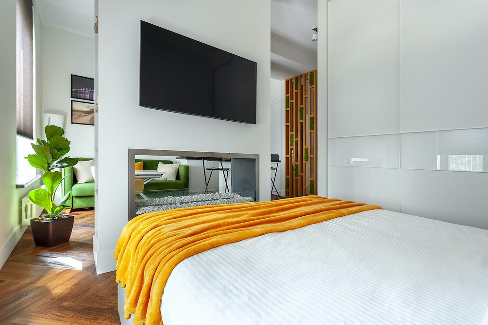 Szafa w stylu loft Stylowa szafa do sypialni z frontami imitującymi naturalne drewno w minimalistycznym stylu.