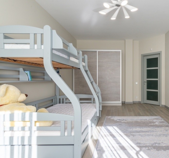 Szafa loft z drewnem Stylowa szafa do sypialni w stylu loft z frontami łączącymi naturalne drewno i matowe wykończenie.