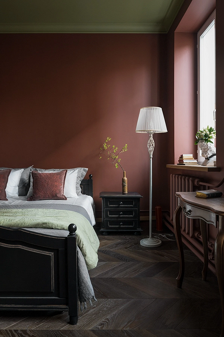 Retro Fotel Odrestaurowany fotel vintage w nowoczesnym salonie z naturalnym drewnem w tle.