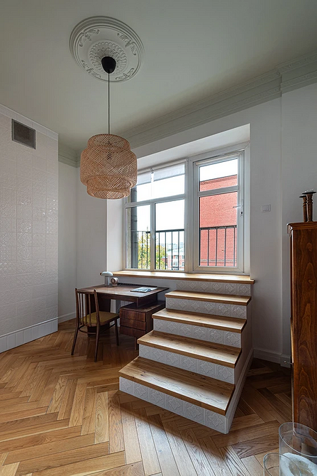 Retro Salon 2026 Odnowiony, stylowy salon z meblami w stylu vintage, retro kanapa i naturalne drewno.