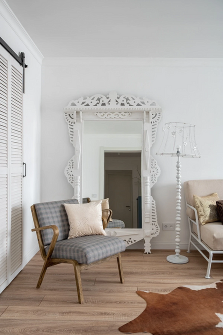 Komoda vintage w sypialni Jasna sypialnia z odrestaurowaną komodą vintage i nowoczesnym designem.