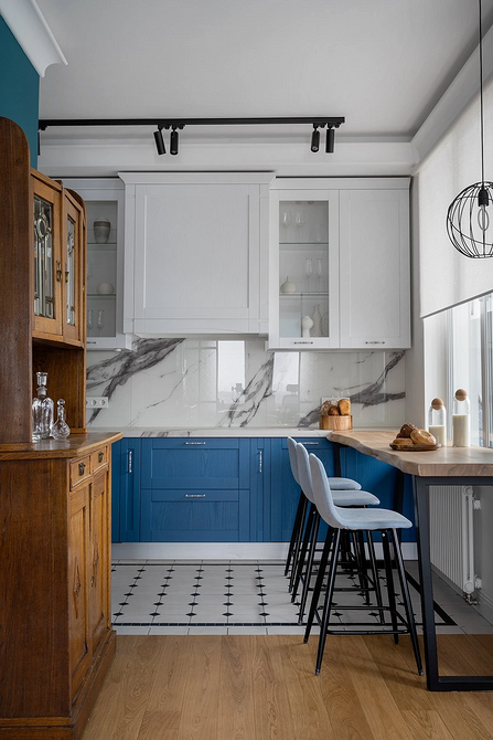 Drewniany stół vintage Drewniany stół vintage z krzesłami w stylu retro w jasnym wnętrzu.