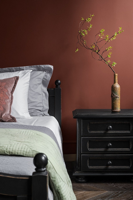 Retro Szafa Odrestaurowana szafa vintage z elementami retro w nowoczesnym wnętrzu z naturalnym drewnem.