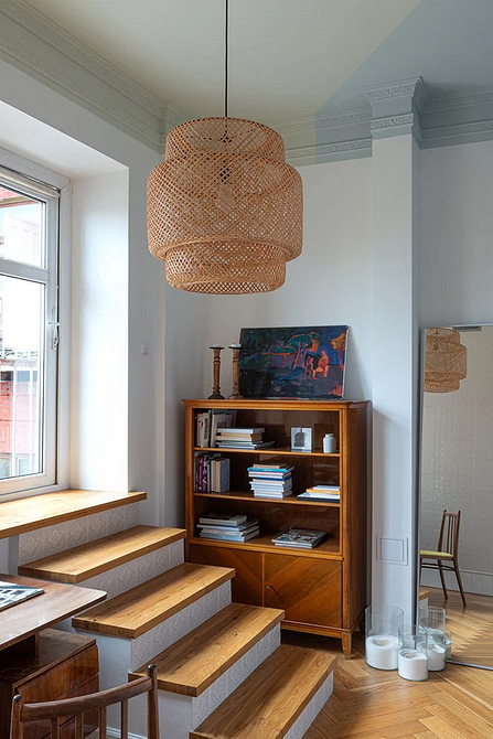 Akcent Retro Nowoczesny pokój z lampą w stylu retro i dekoracjami vintage z naturalnego drewna.