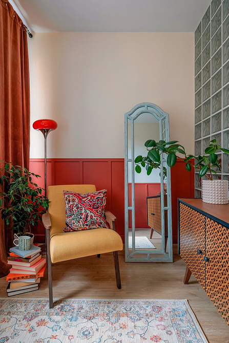 Retro Harmonia Pokój w stylu retro: połączenie mebli vintage z nowoczesnym designem i naturalnym drewnem.