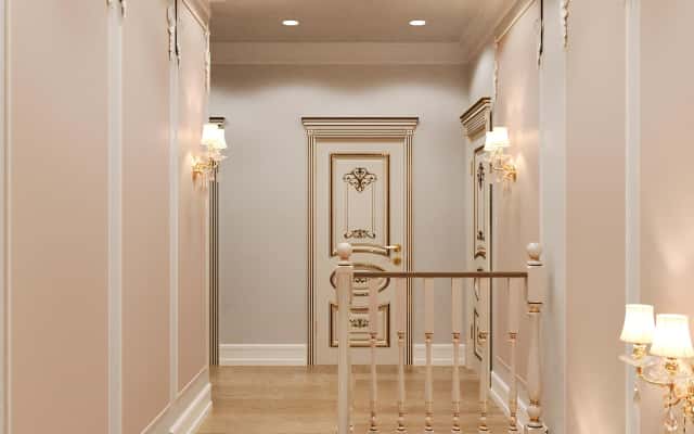 Przestrzeń Loftu Przestronny loft w domu z aranżacją wnętrz łączącą style industrialny i neobarokowy.